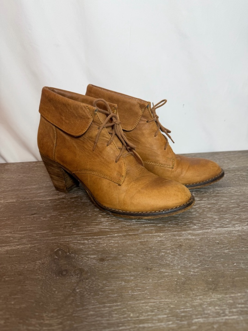 Steve Madden Women's Tan  Leather Lace-Up Ankle Boots